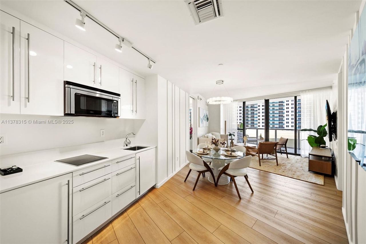 2201 Collins Ave, Unit 811, Miami Beach, FL 33139 Photo