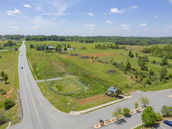 1092 Mayberry Crossing DR, Moneta, VA 24121