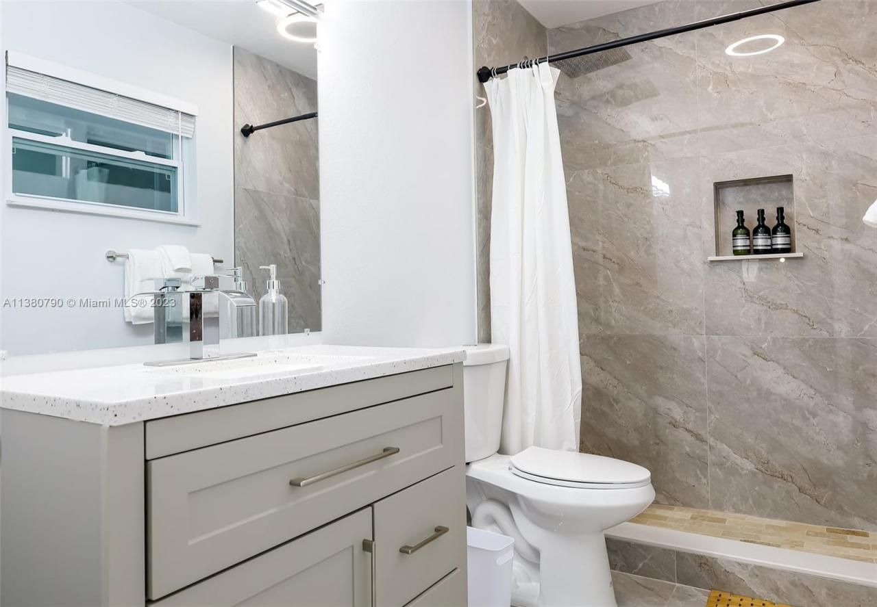 2761 SW 33rd Ave, Unit 2, Miami, FL 33133 Photo