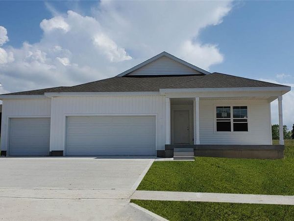 2188 SE Fox Valley Drive, West Des Moines, IA 50265