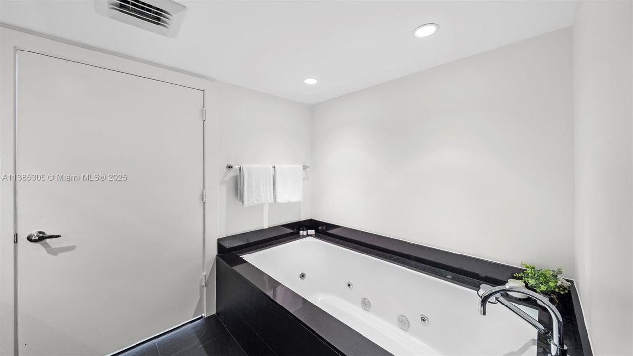 101 20th St, Unit 3903, Miami Beach, FL 33139 Photo