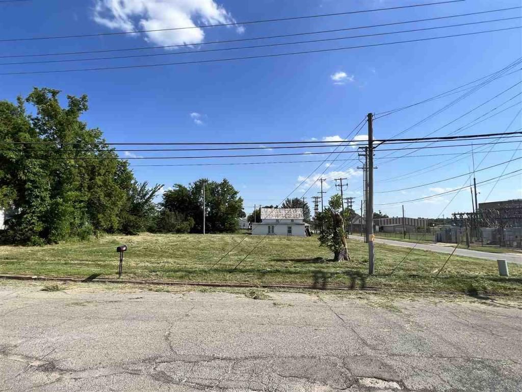 217 W Maple Street, Cushing, OK 74023 Main Photo