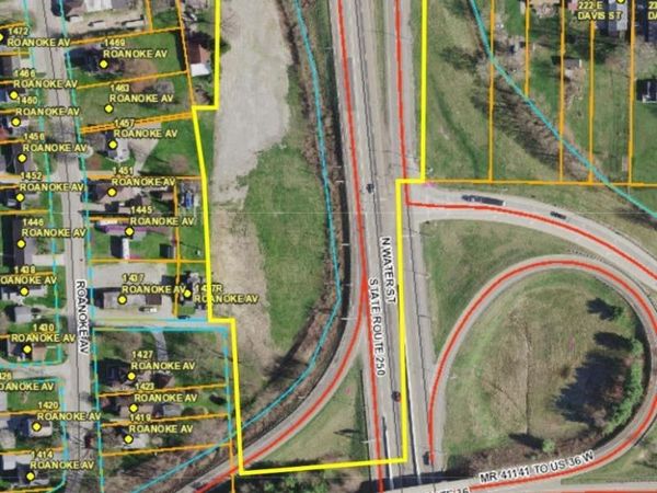 W Davis Street, Uhrichsville, OH 44683