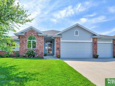 1806 Walnut Creek Drive, Papillion, NE 68046