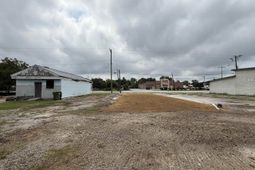 211 E Main St. photo 4