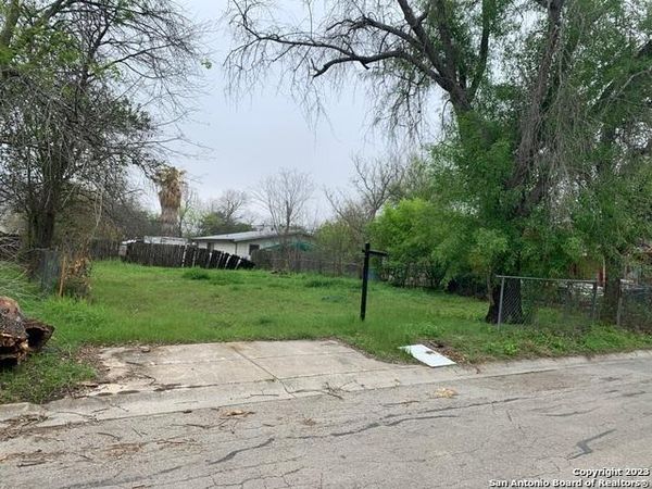 511 RILEY ST, Seguin, TX 78155