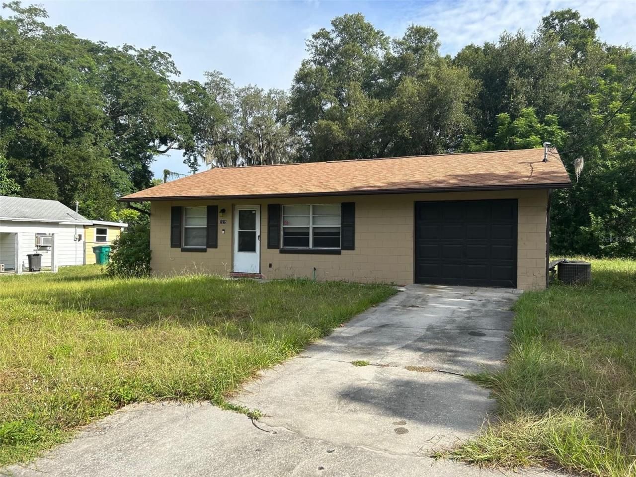 1215 E Hazzard Avenue, Eustis, FL 32726
