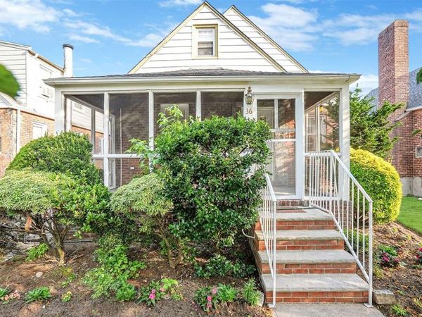 36 Greenwood Pl, Valley Stream, NY 11581