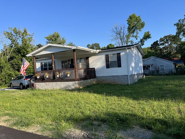 221 Carlock Avenue, Harriman, TN 37748