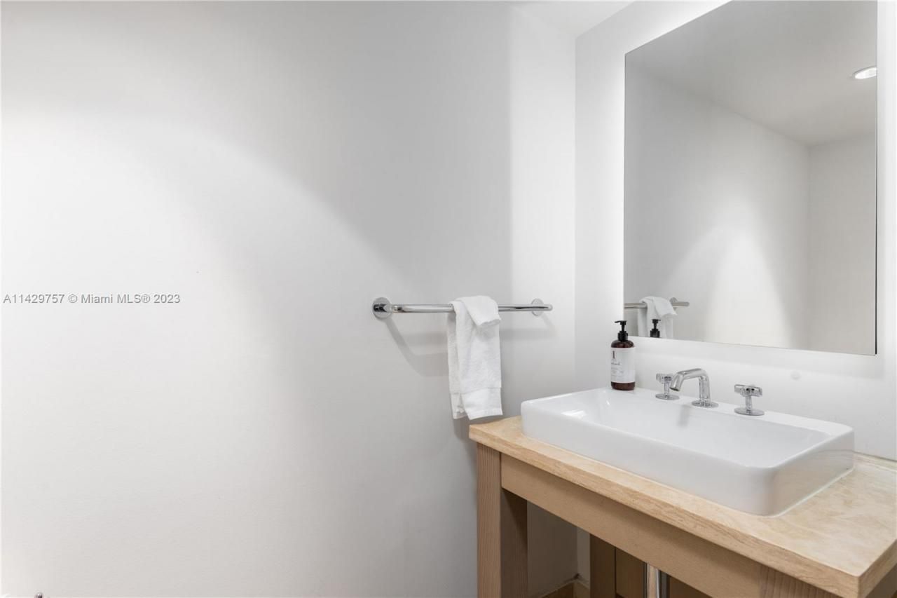 102 24th St, Unit 1013, Miami Beach, FL 33139 Photo