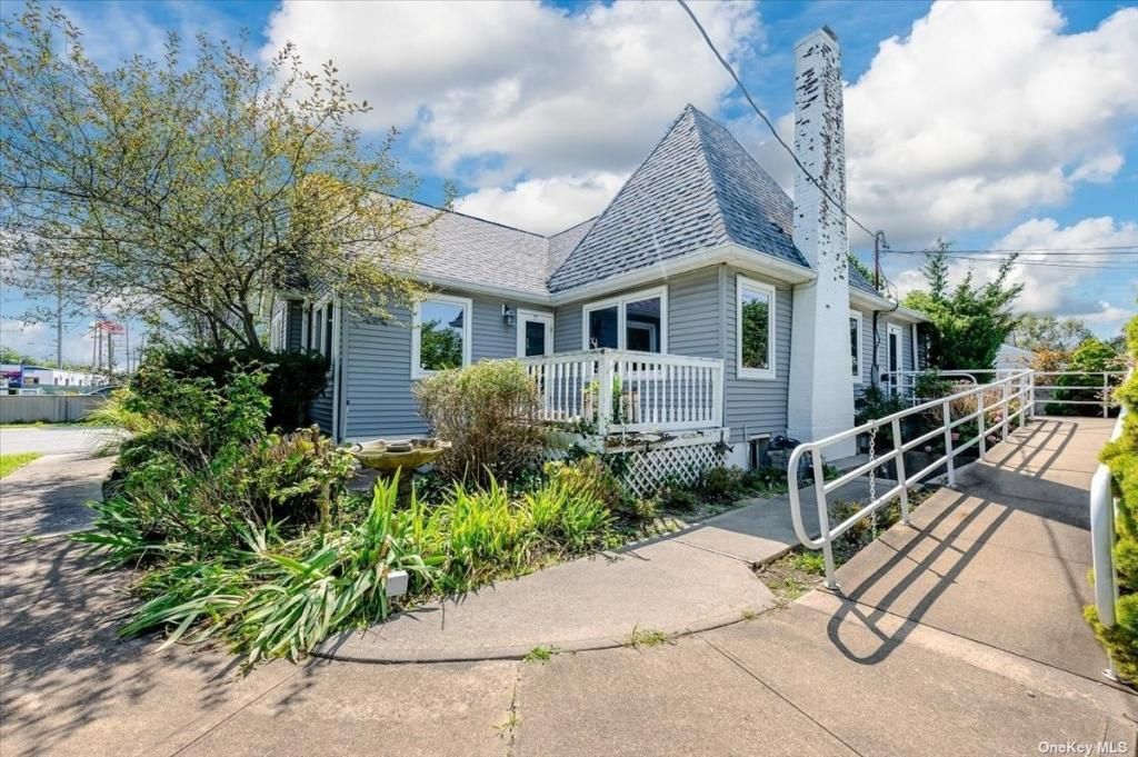 800 Montauk Highway, West Islip, NY 11795 Main Photo