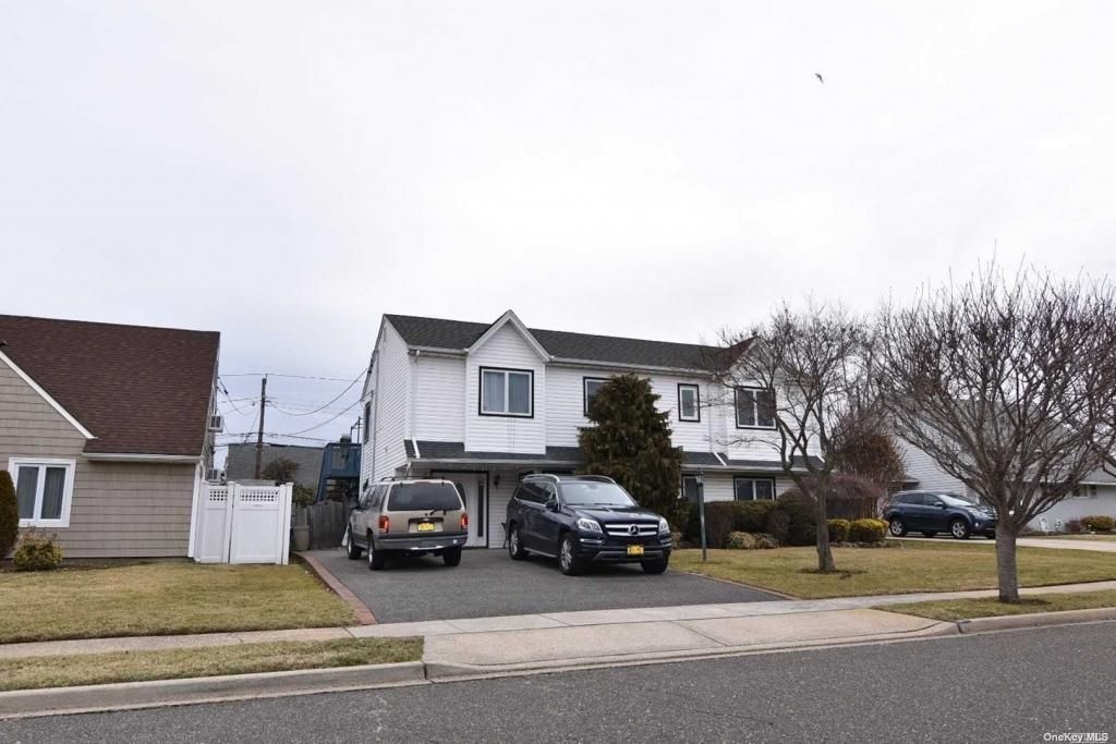 86 Weaving Lane, Wantagh, NY 11793 Main Photo