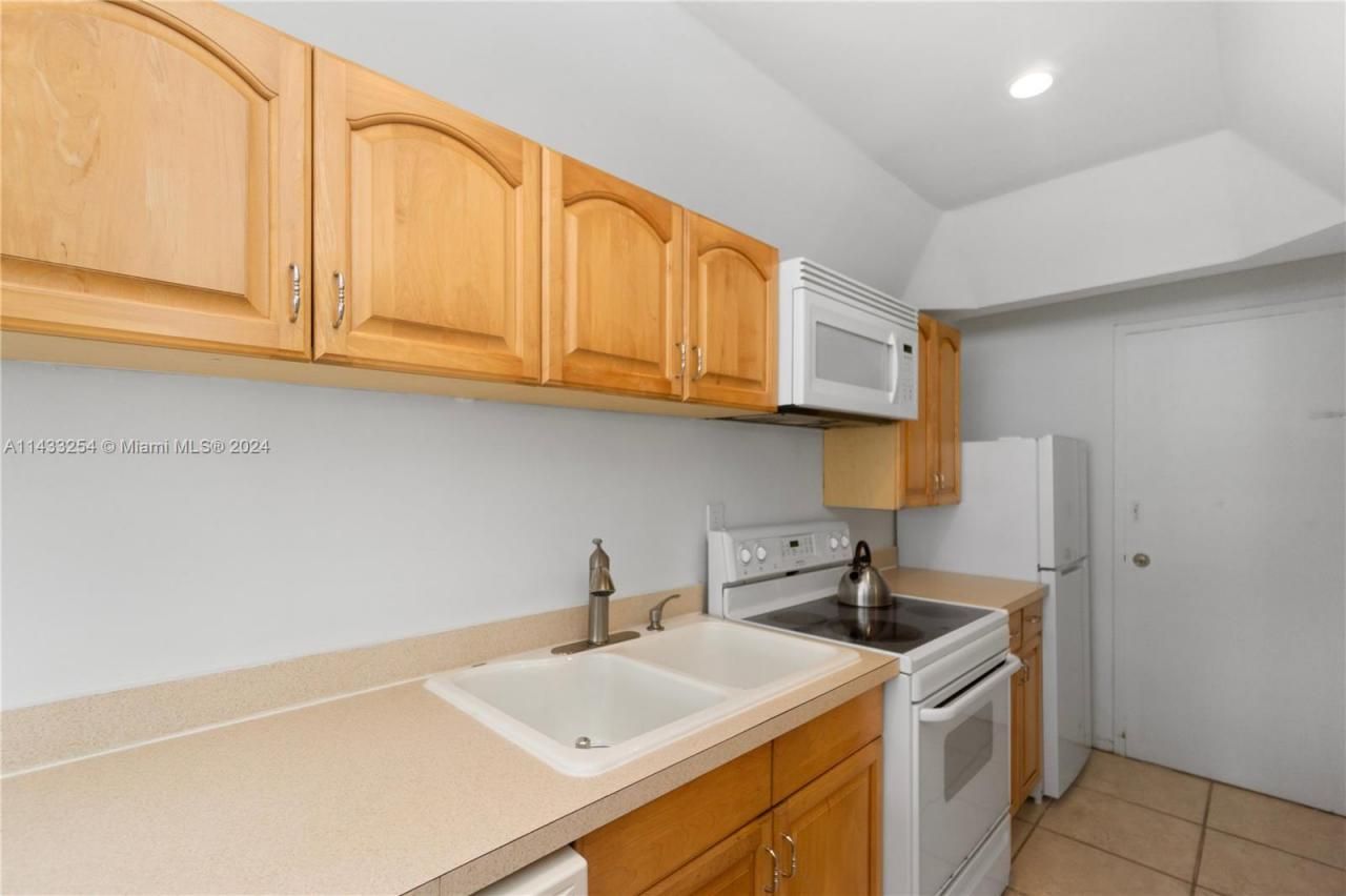 100 Lincoln Rd, Unit 1039, Miami Beach, FL 33139 Photo