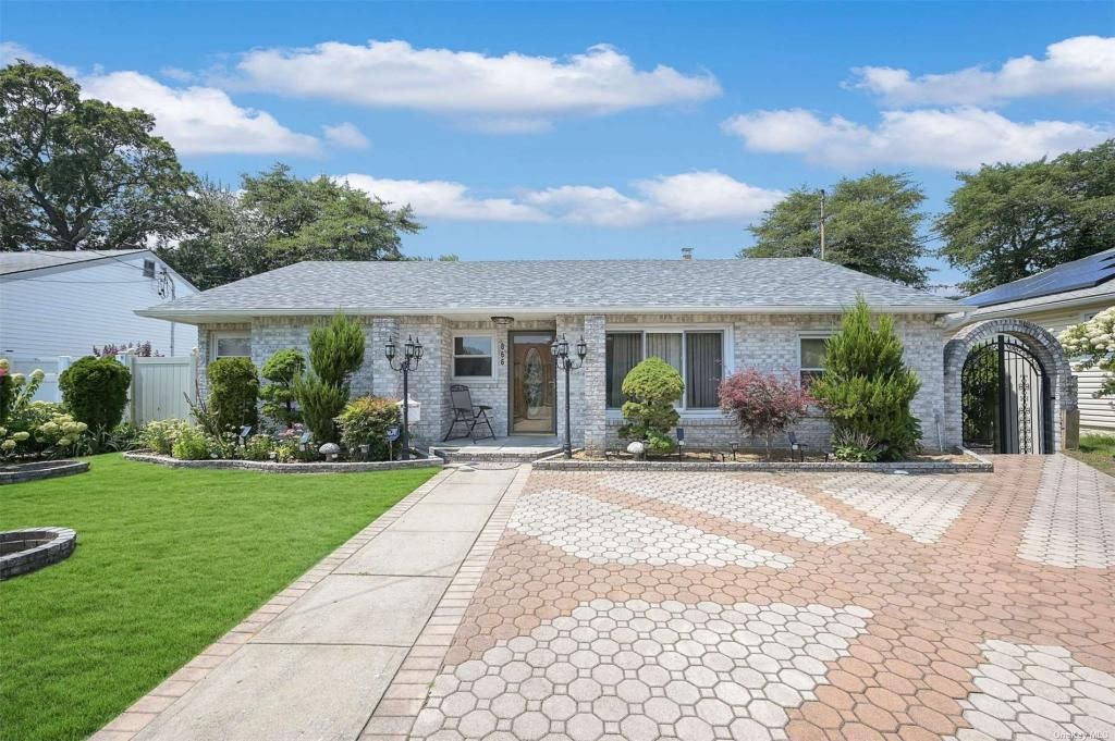 866 Edwards Boulevard, Valley Stream, NY 11580 Main Photo