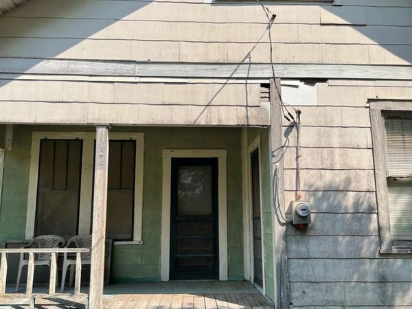 606 Armstrong St, Yoakum, TX 77995