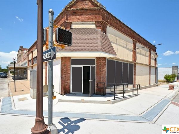 200 E Court Street, Seguin, TX 78155