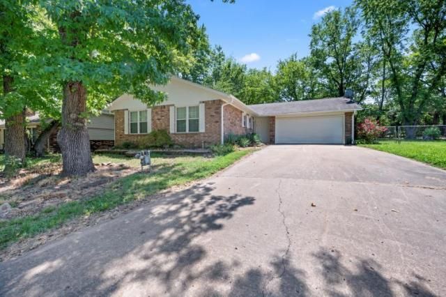 121 W 9th Place S, Claremore, OK 74017 Main Photo