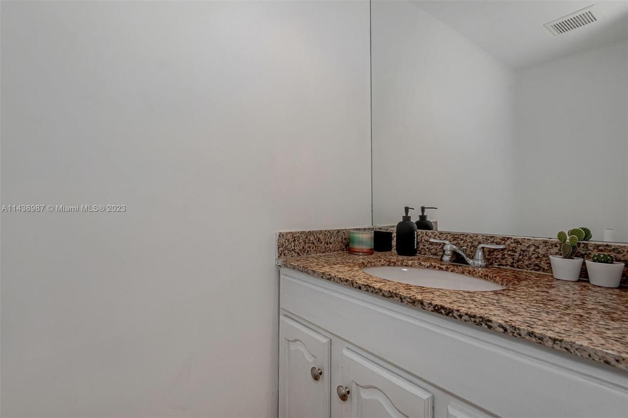 555 NE 15th St, Unit 32E, Miami, FL 33132 Photo