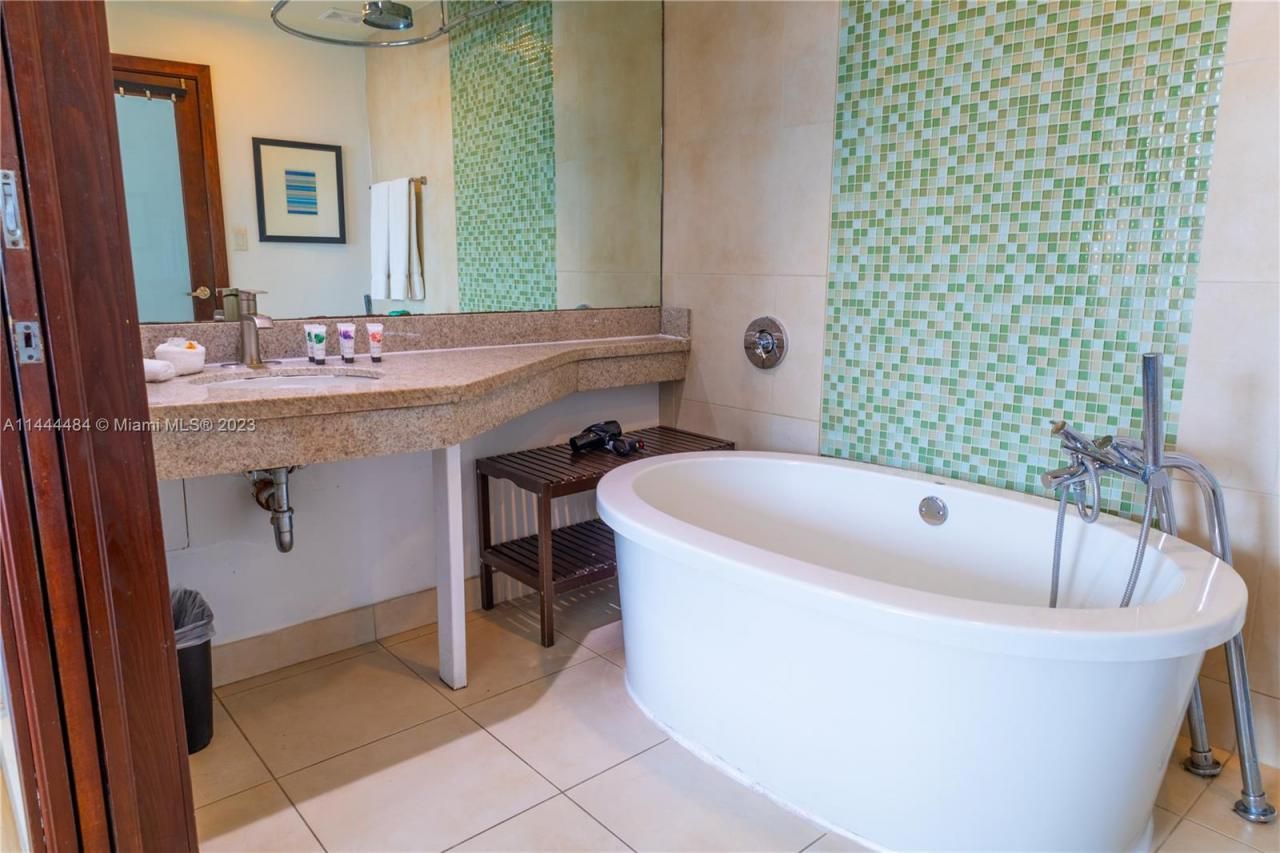 1052 Ocean Dr, Unit C503, Miami Beach, FL 33139 Photo