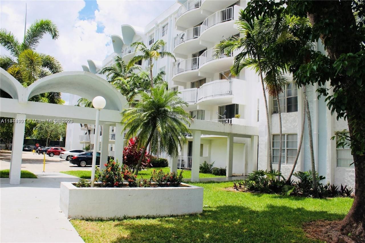 496 NW 165th St Rd, Unit D112, Miami, FL 33169 Photo