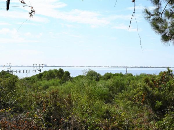 1726 Villa Vizcaya Drive, Navarre, FL 00000