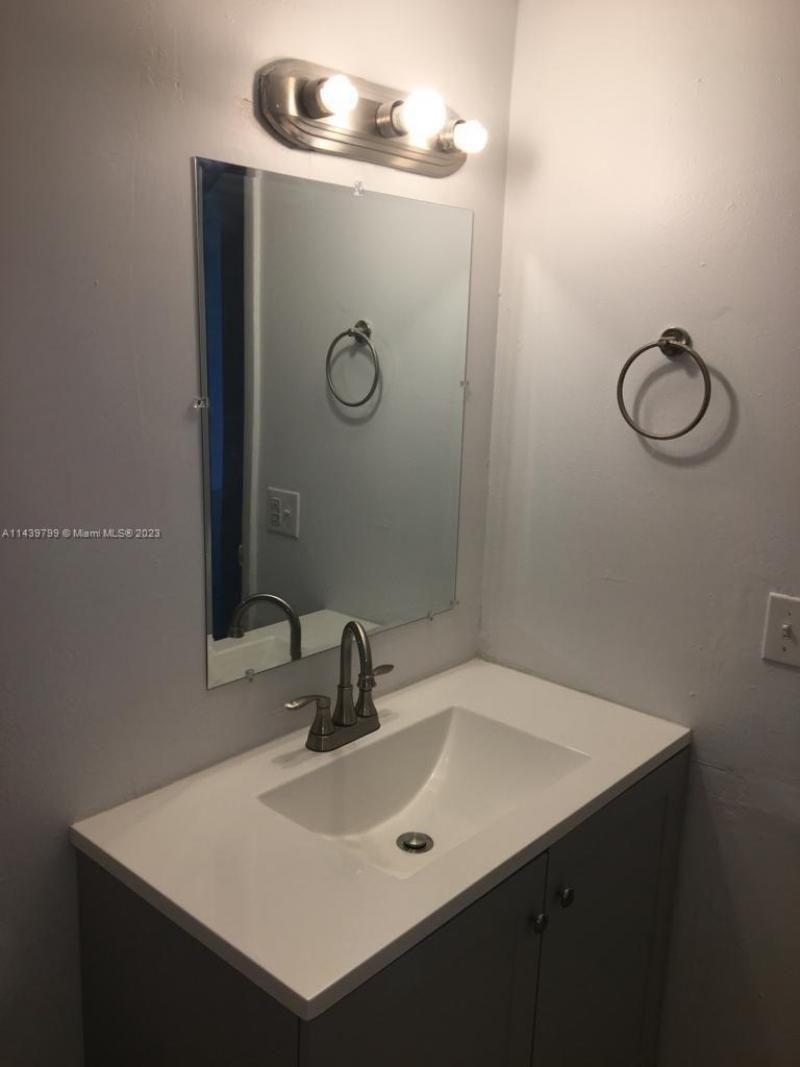 498 NW 165th St Rd, Unit D205, Miami, FL 33169 Photo