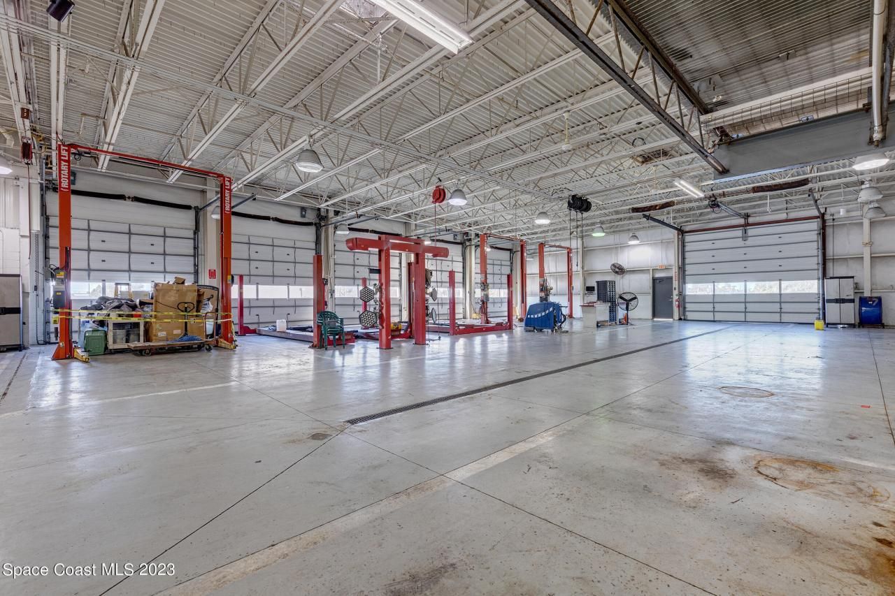 1850 E Merritt Island Causeway, Merritt Island, FL 32952 Photo