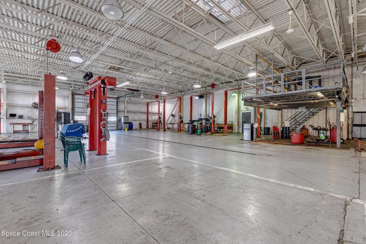 1850 E Merritt Island Causeway, Merritt Island, FL 32952 Photo