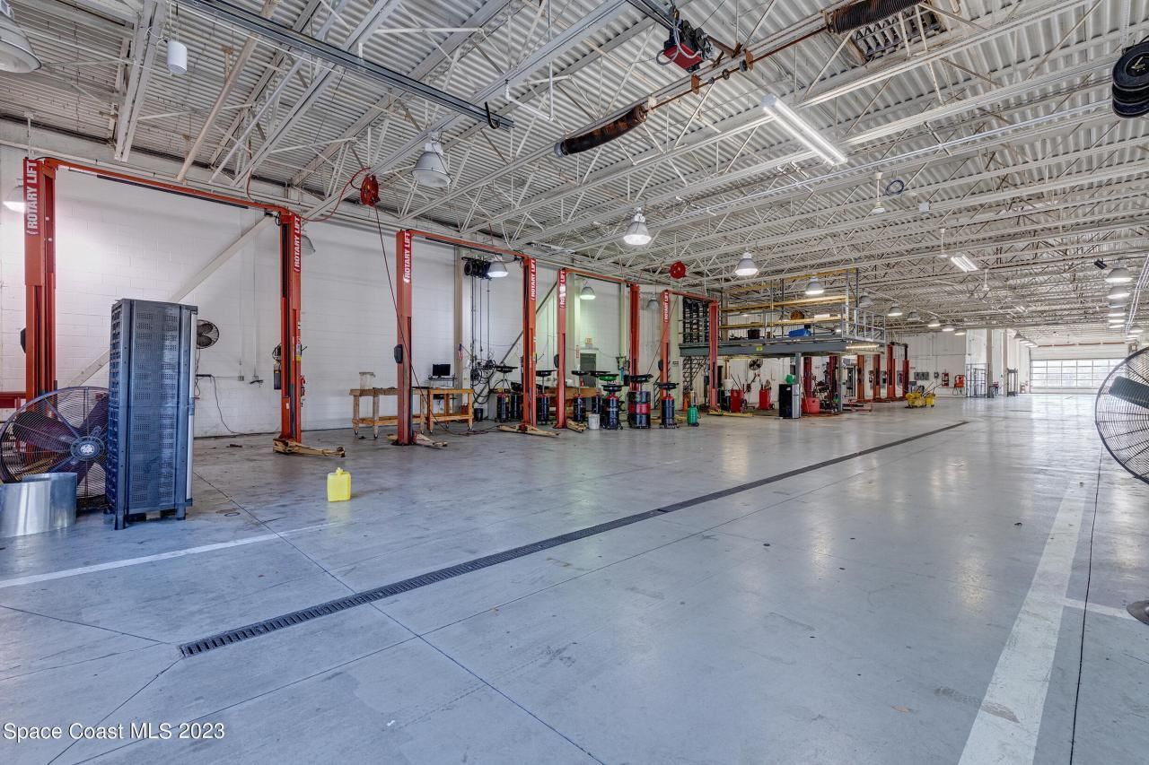 1850 E Merritt Island Causeway, Merritt Island, FL 32952 Photo