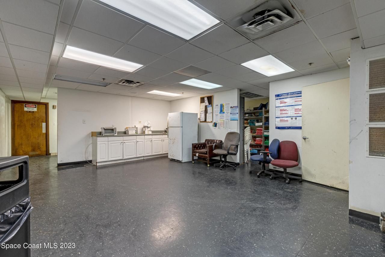 1850 E Merritt Island Causeway, Merritt Island, FL 32952 Photo