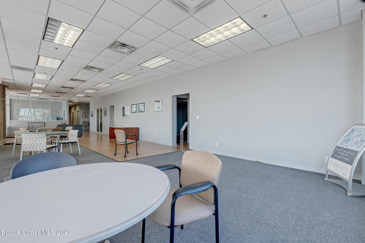 1850 E Merritt Island Causeway, Merritt Island, FL 32952 Photo