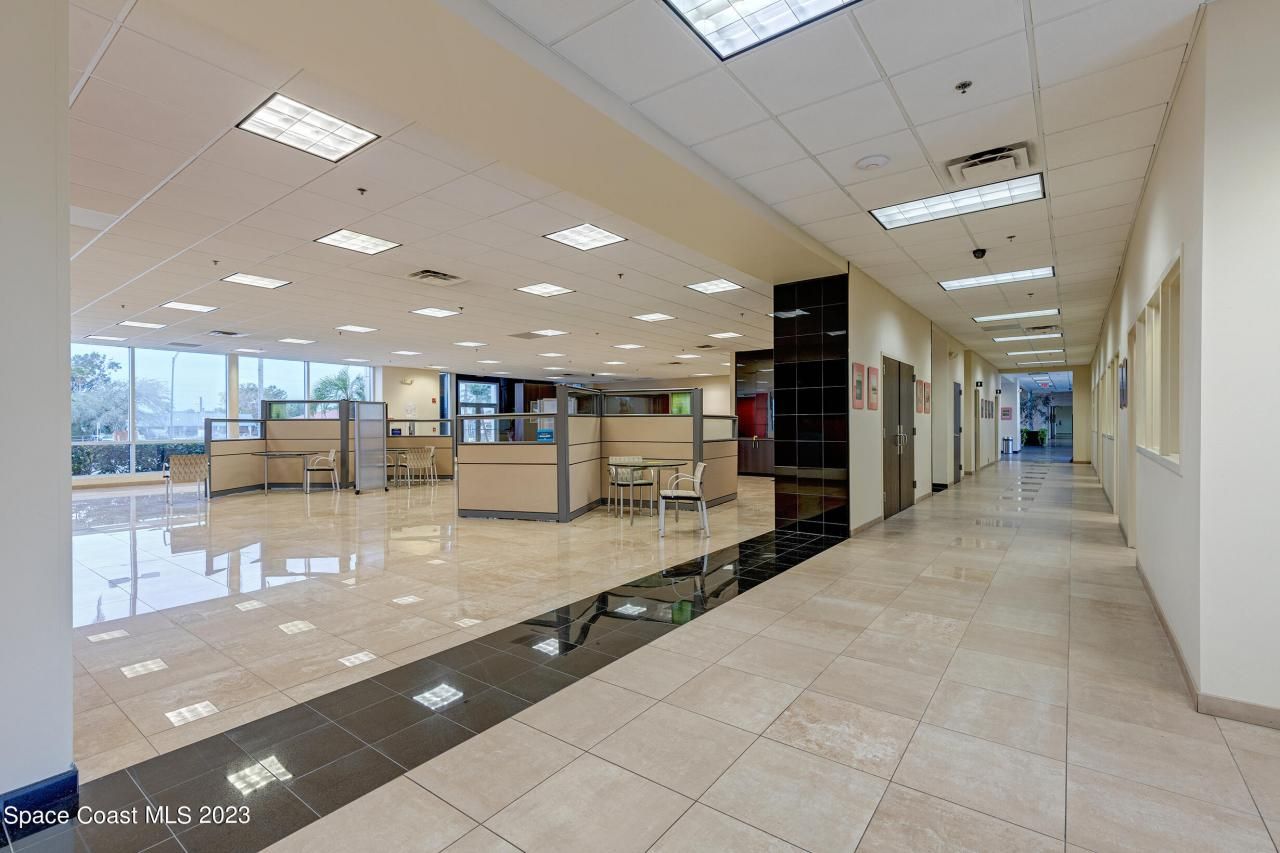 1850 E Merritt Island Causeway, Merritt Island, FL 32952 Photo