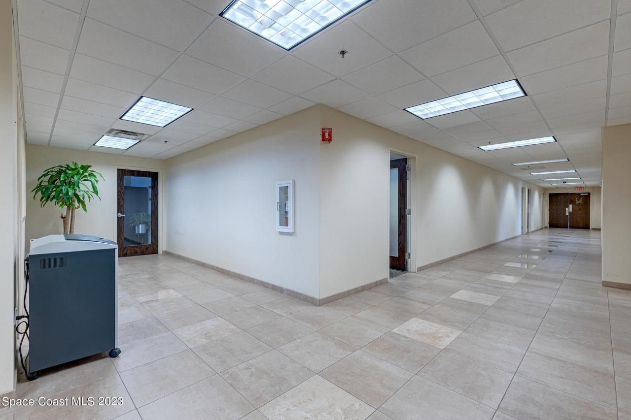 1850 E Merritt Island Causeway, Merritt Island, FL 32952 Photo