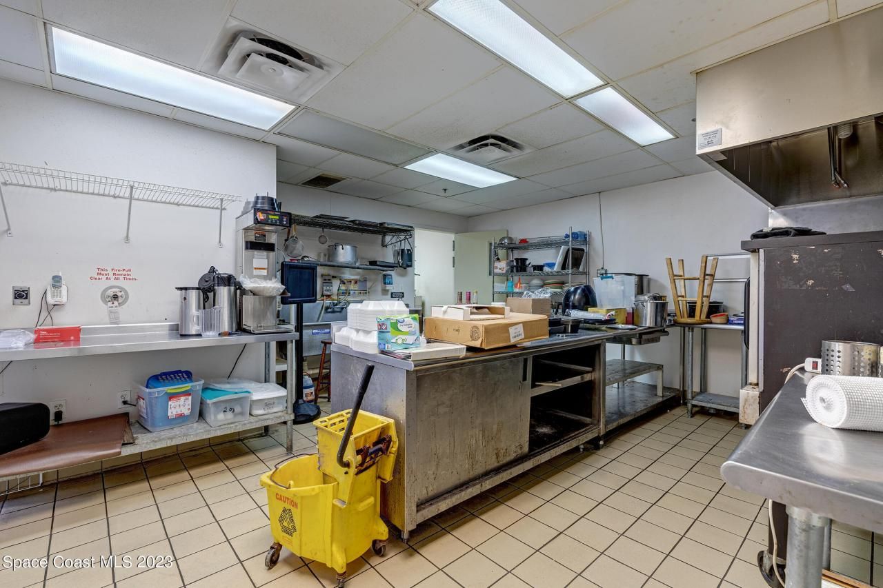 1850 E Merritt Island Causeway, Merritt Island, FL 32952 Photo