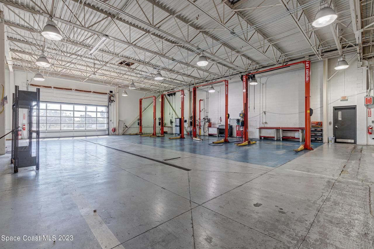 1850 E Merritt Island Causeway, Merritt Island, FL 32952 Photo