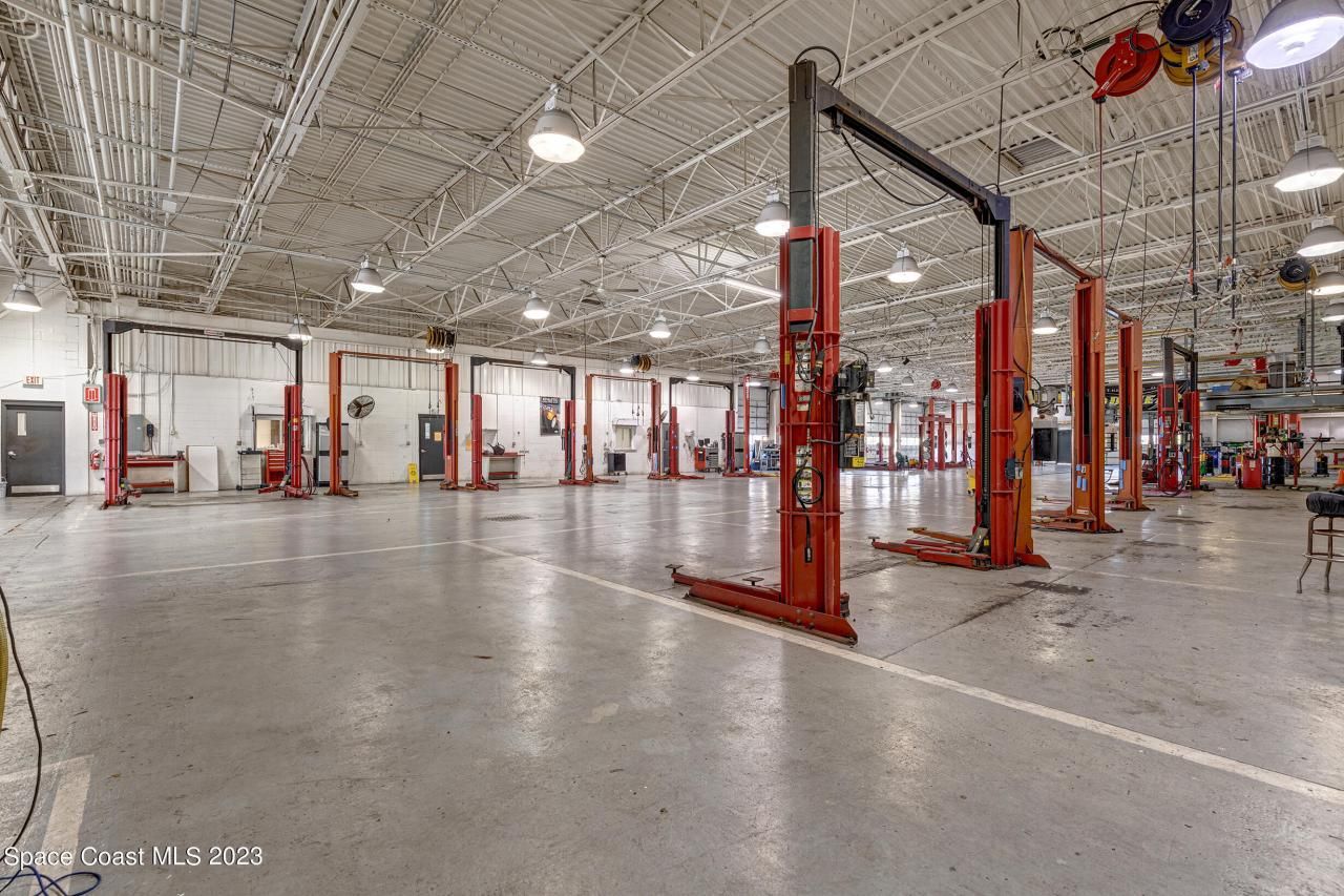 1850 E Merritt Island Causeway, Merritt Island, FL 32952 Photo