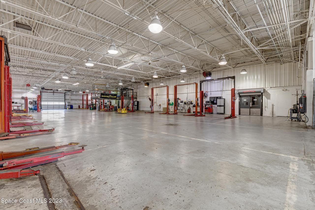 1850 E Merritt Island Causeway, Merritt Island, FL 32952 Photo