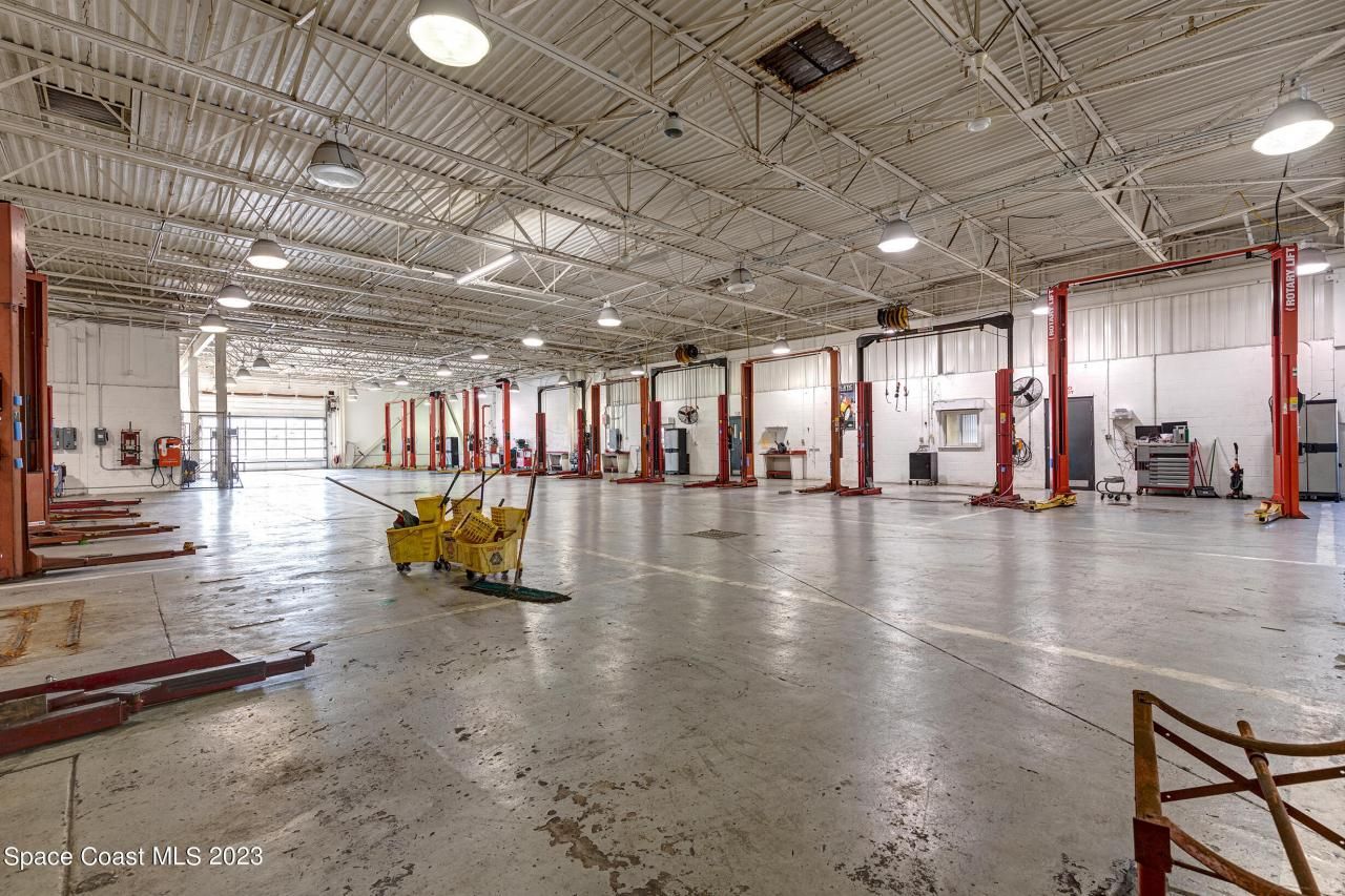 1850 E Merritt Island Causeway, Merritt Island, FL 32952 Photo