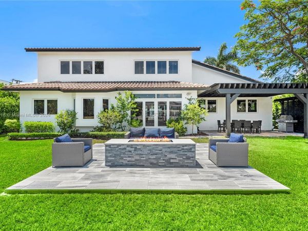 472 Sunset Dr, Hallandale Beach, FL 33009