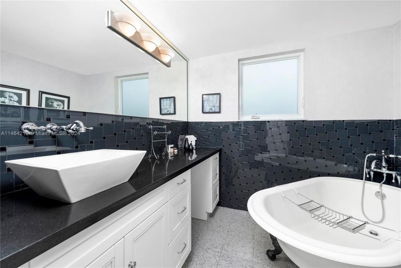 472 Sunset Dr, Hallandale Beach, FL 33009 Photo