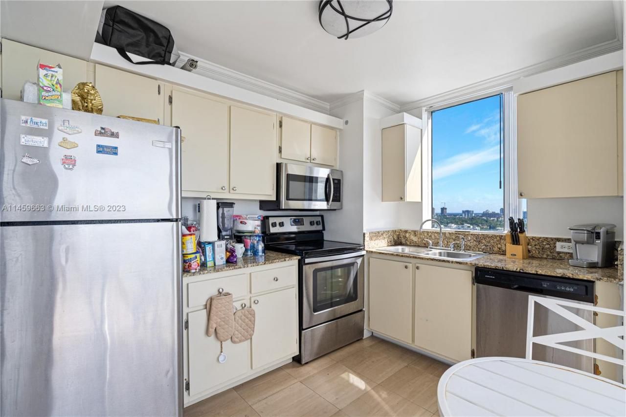 7601 E Treasure Dr, Unit 1720, North Bay Village, FL 33141 Photo