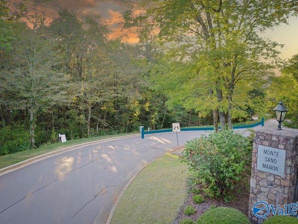 1298 Castlegate Blvd, Huntsville, AL 35801