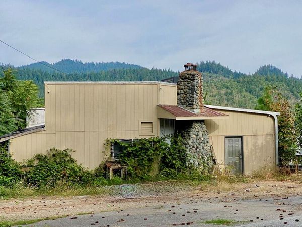 102 Old Stage Road, Wolf Creek, OR 97497
