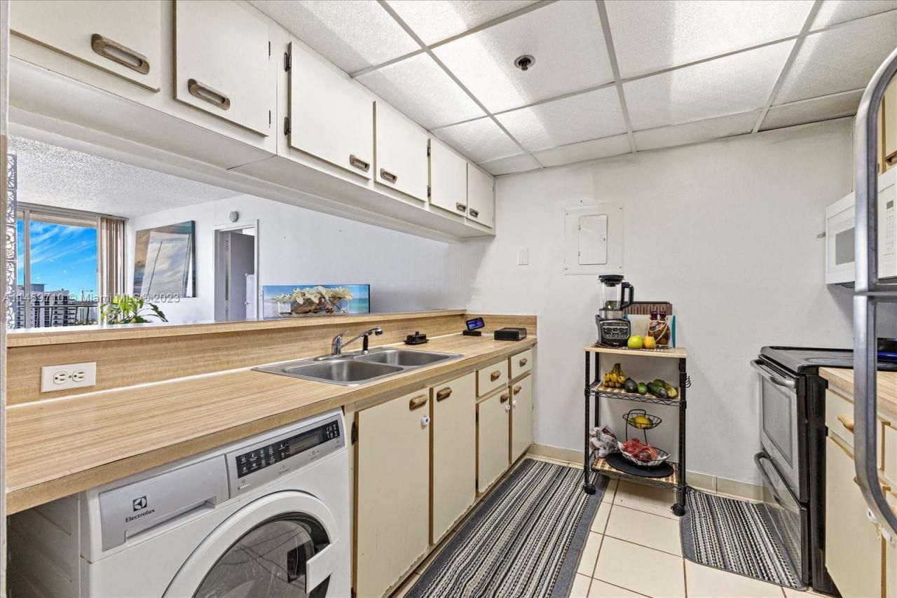 7601 E Treasure Dr, Unit 2404, North Bay Village, FL 33141 Photo