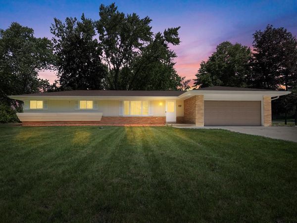 17550 Brooklawn DRIVE, Brookfield, WI 53045