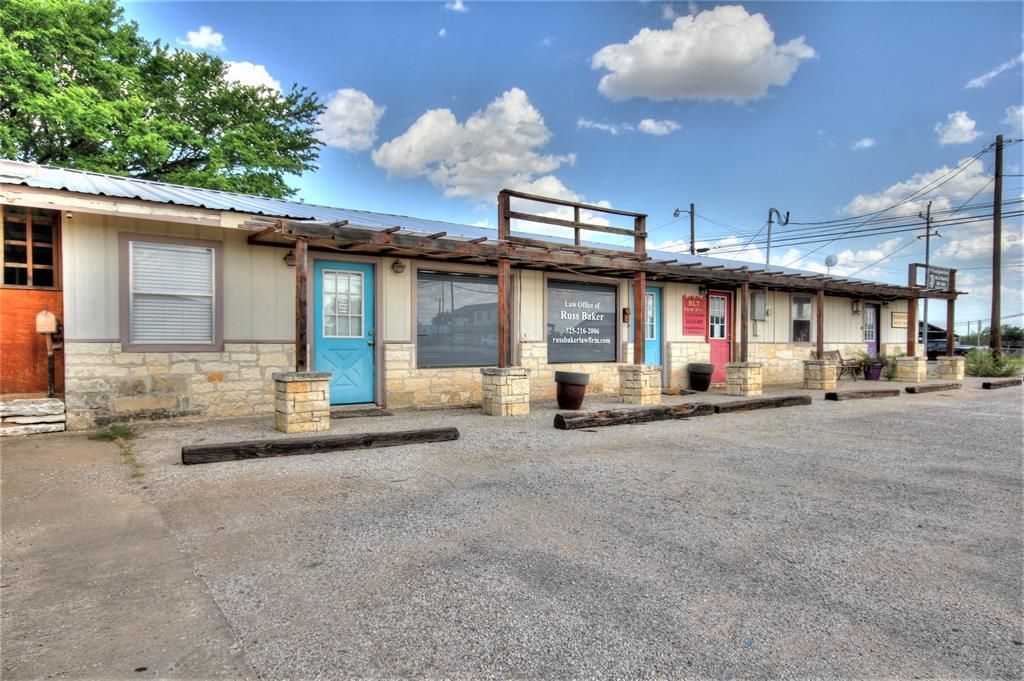 609 W Young St, Llano, TX 78643 Main Photo