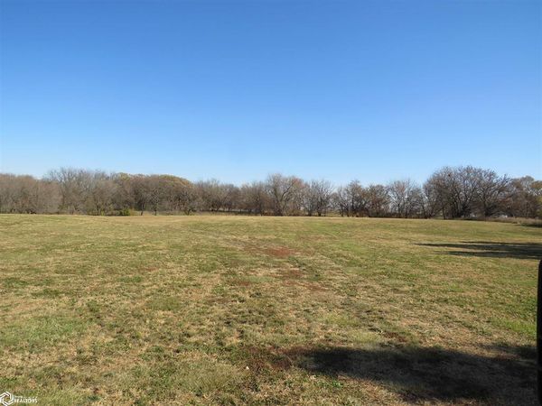 1427 4th St, Hampton, IA 50441