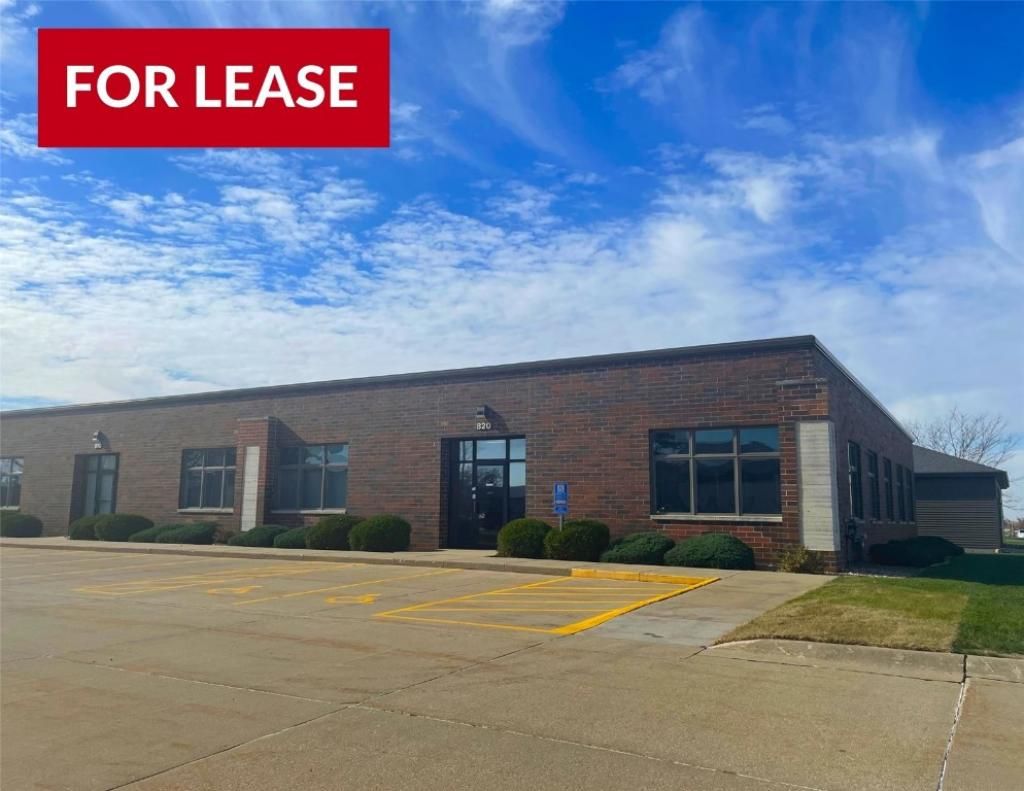 810-820 N Compton Drive, Hiawatha, IA 52233 Main Photo