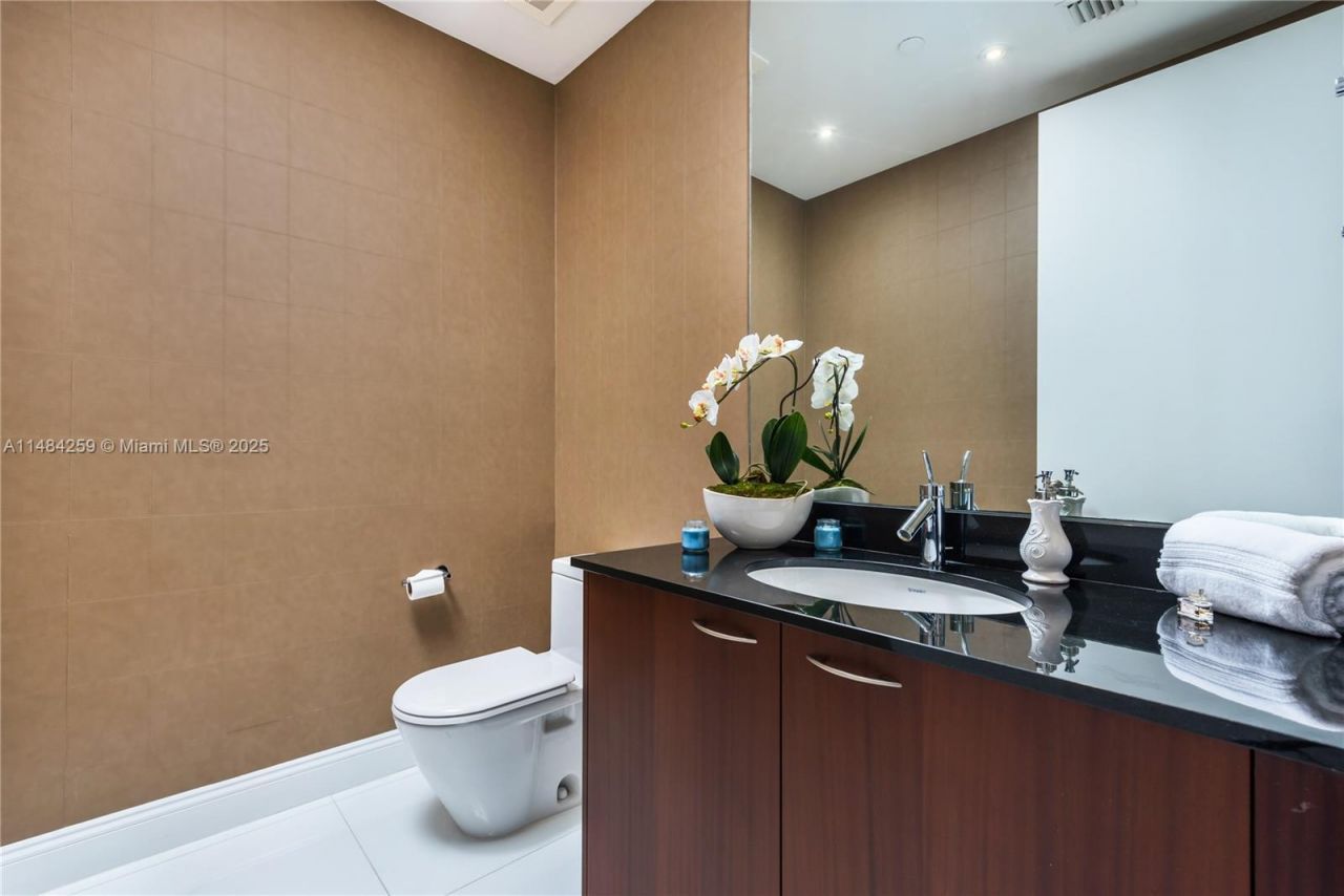 15811 Collins Ave, Unit 1702, Sunny Isles Beach, FL 33160 Photo