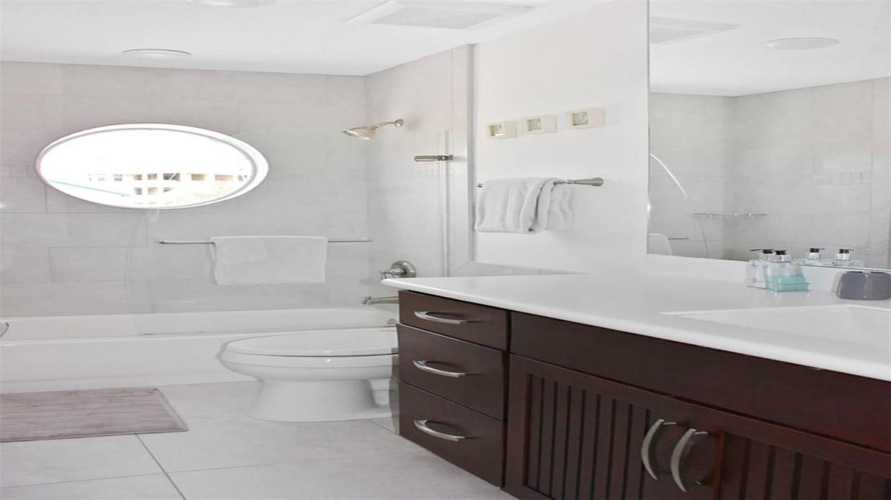 1305 Siesta Bayside Drive, Unit 1305-B, Sarasota, FL 34242 Photo